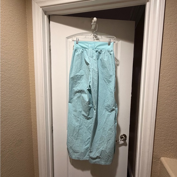 NIKE Sportswear Icon Clash Woven Wide-Leg Pants icy blue - Picture 3 of 4